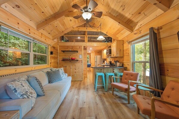 Smart TV - Papa Cabin | Tiny Log Home Comfort in Rustic Bliss (Chattanooga)