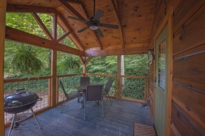 Outdoor dining - Papa Cabin | Tiny Log Home Comfort in Rustic Bliss (Chattanooga)