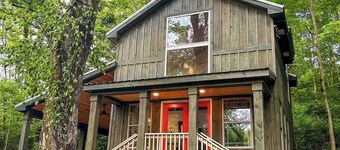 The Trackside Depot, hot tub and private patio