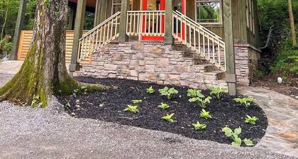 The Trackside Depot, hot tub and private patio