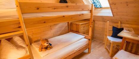 2 bedrooms, travel cot, WiFi, bed sheets