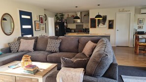 Smart TV, books, printers - Three bedroom new home with a great view! (Glenorchy)