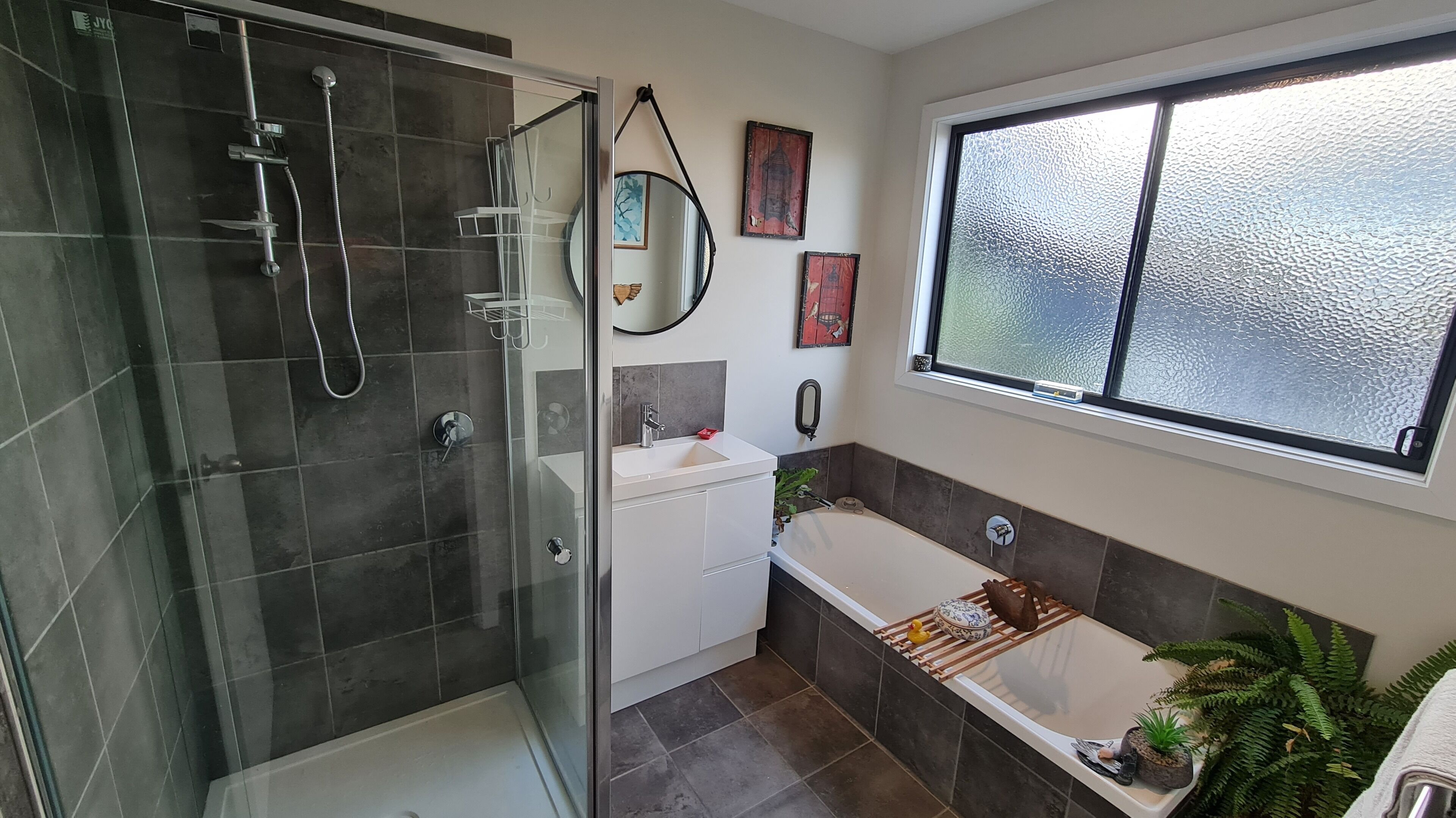 Ducha, secador de pelo, toallas, jabón