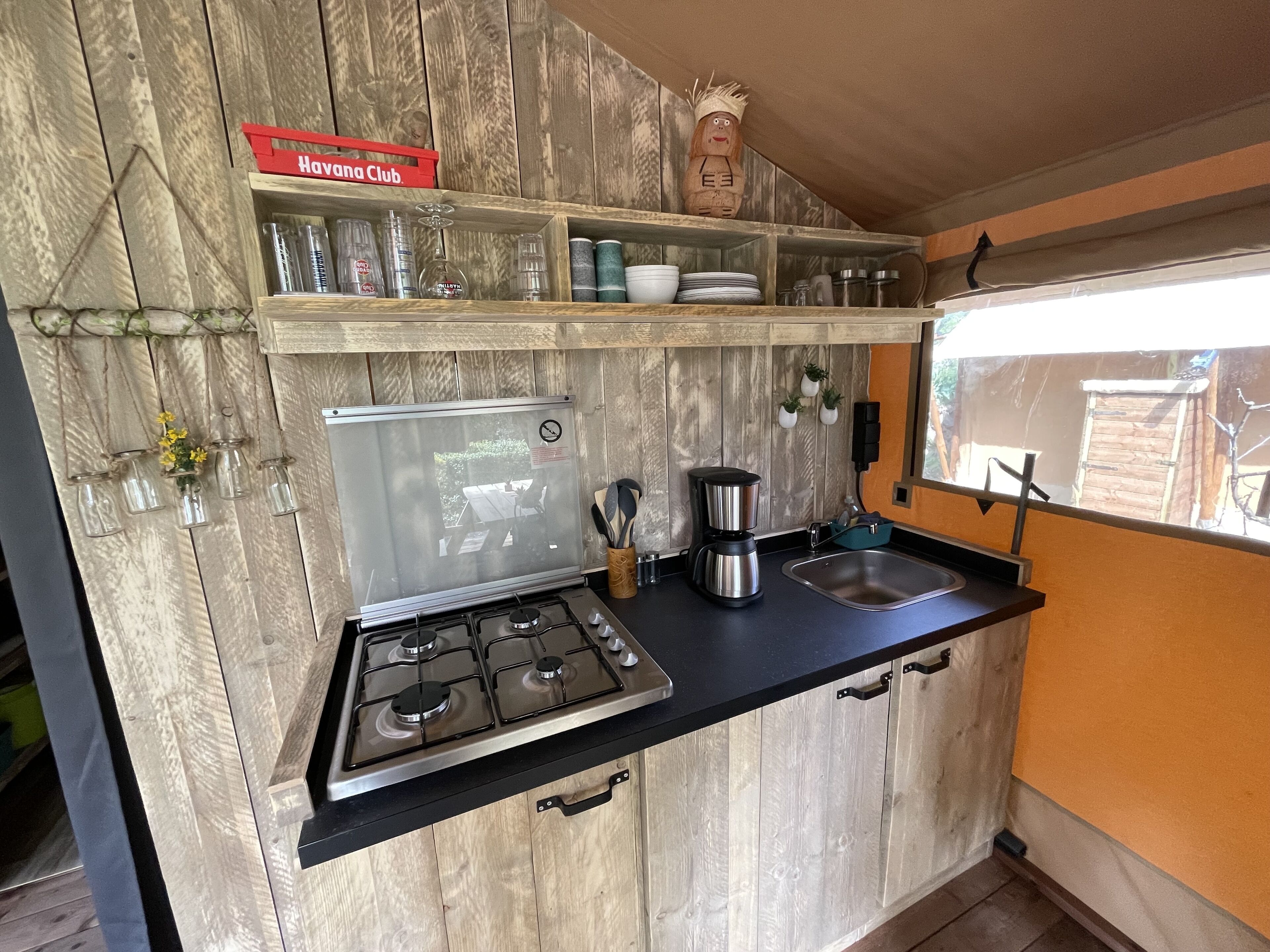 Réfrigérateur, micro-ondes, plaque de cuisson, cafetière/bouilloire