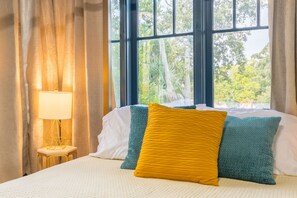 3 habitaciones, escritorio y tabla de planchar con plancha 