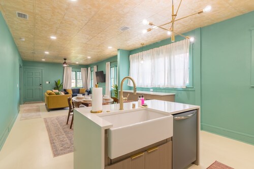 8 beds! Steps 2 Ocean Center / Cowboy Pool / Beach