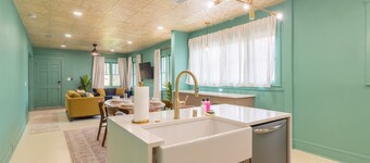 8 beds! Steps 2 Ocean Center / Cowboy Pool / Beach