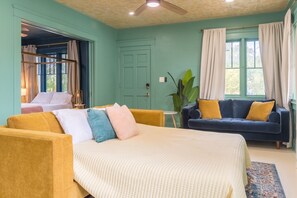 3 habitaciones, escritorio y tabla de planchar con plancha 