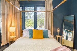 3 soverom, skrivebord, strykejern/-brett og reiseseng for barn