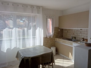 Een koelkast, een microgolfoven, een oven, een kookplaat