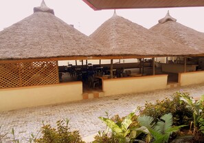 Bar (trong khuôn viên)