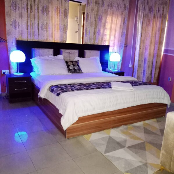 Bộ đồ giường cao cấp, nệm Tempur-Pedic, bàn 