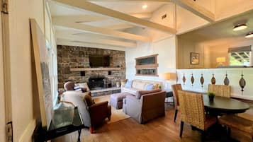 Älytelevisio, takka, kirjoja