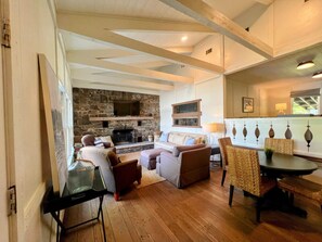 TV connectée, cheminée, livres