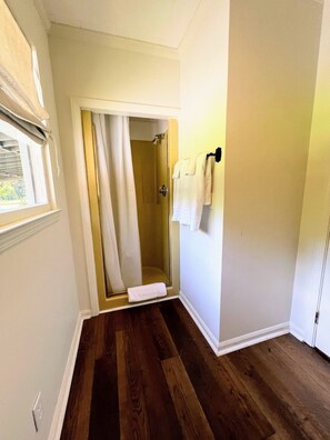 Hair dryer, towels - Cedar Cove on Weiss Lake (Cedar Bluff)