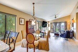 Interior - Lake, Mountain & Golf Views: Palm Valley Retreat (Palm Desert)