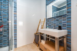 Badewanne, Haartrockner, Handtücher