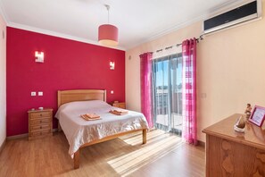 4 室のベッドルーム、アイロン / アイロン台、WiFi (無料)、ベッドシーツ