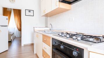 Réfrigérateur, four, plaque de cuisson, cafetière/bouilloire