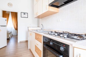 Refrigerador, horno, placa de cocina, cafetera/tetera