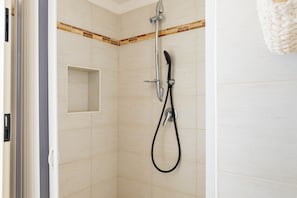 Dusche, Haartrockner, Handtücher