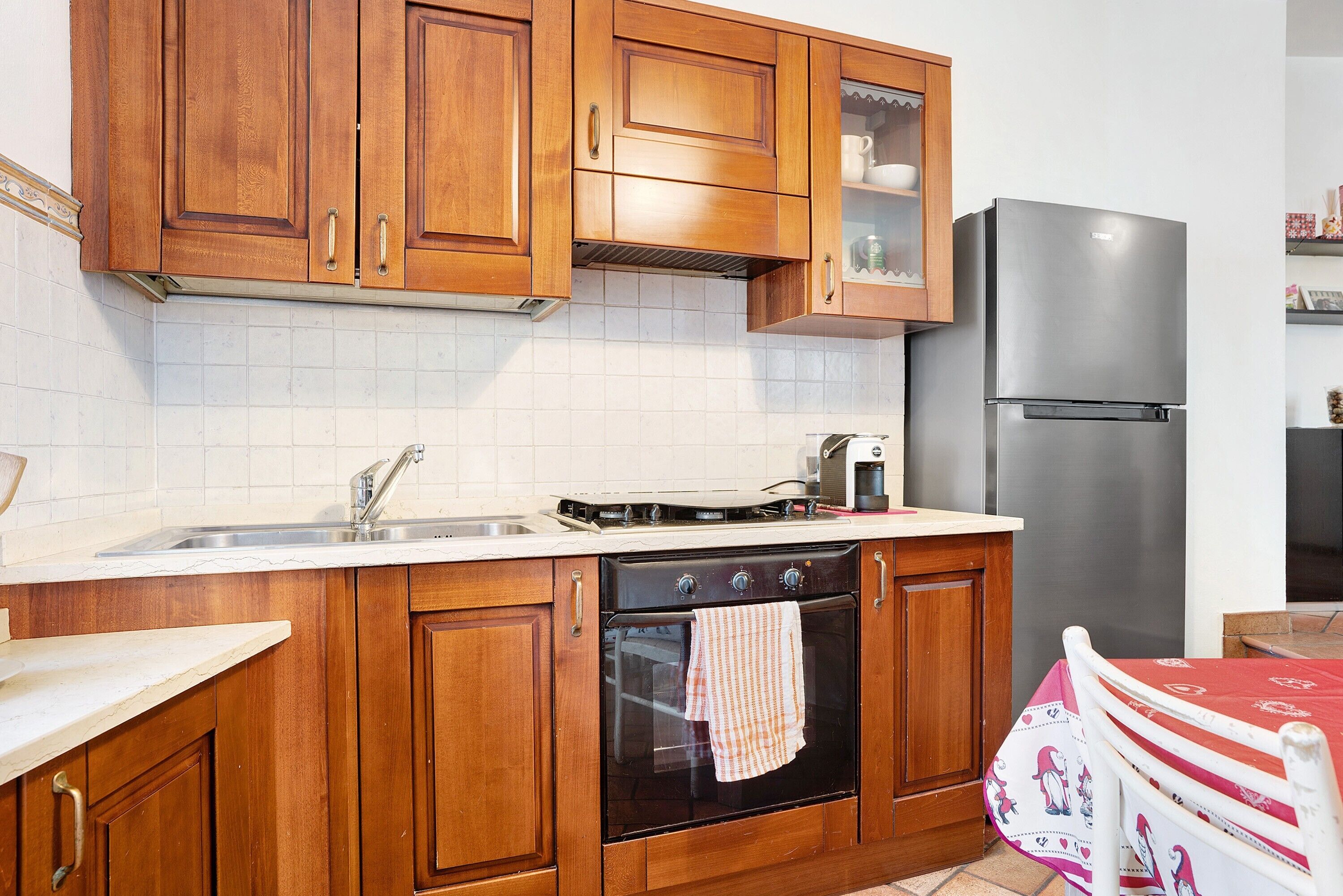 Réfrigérateur, four, plaque de cuisson, cafetière/bouilloire