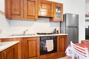 Kjøleskap, ovn, kokeplater og kaffetrakter/tekoker