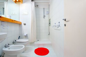 Douche, articles de toilette gratuits, sèche-cheveux