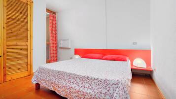 1 habitación, escritorio, tabla de planchar con plancha y ropa de cama