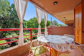 Outdoor dining - Holiday Home 'Libeccio 2417' with Shared Pool, Private Terrace and Balcony (Cugnana)