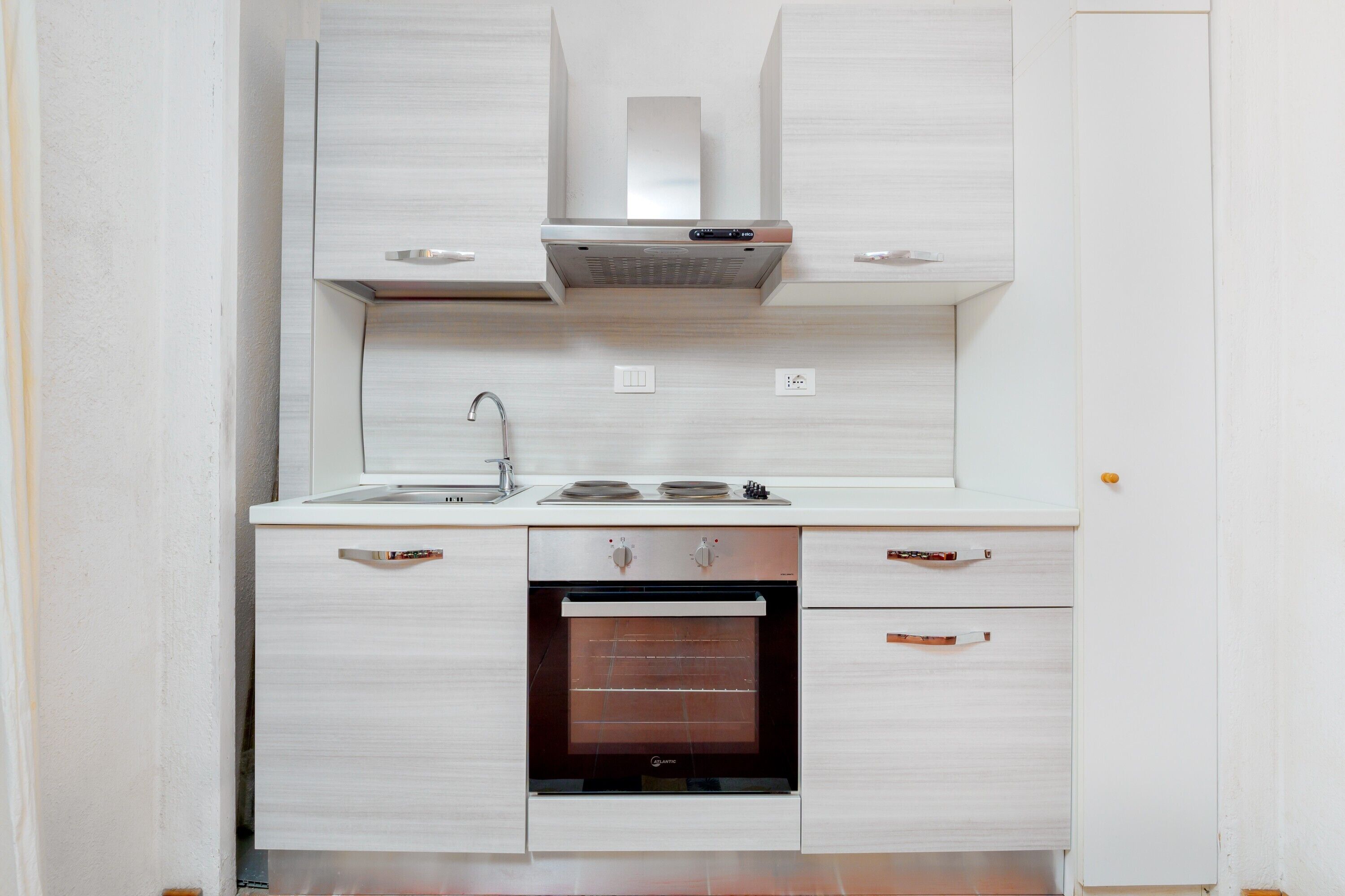 Kühlschrank, Ofen, Herdplatte, Wasserkocher mit Kaffee-/Teezubehör