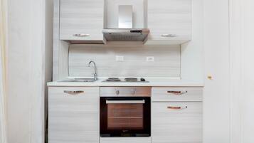 Kühlschrank, Ofen, Herdplatte, Wasserkocher mit Kaffee-/Teezubehör