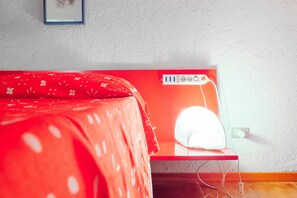 1 soveværelse, skrivebord, strygejern/strygebræt, sengetøj