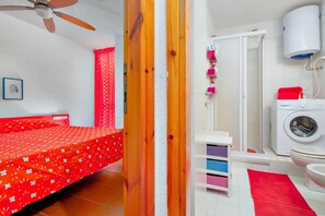 1 Schlafzimmer, Schreibtisch, Bügeleisen/Bügelbrett, Bettwäsche