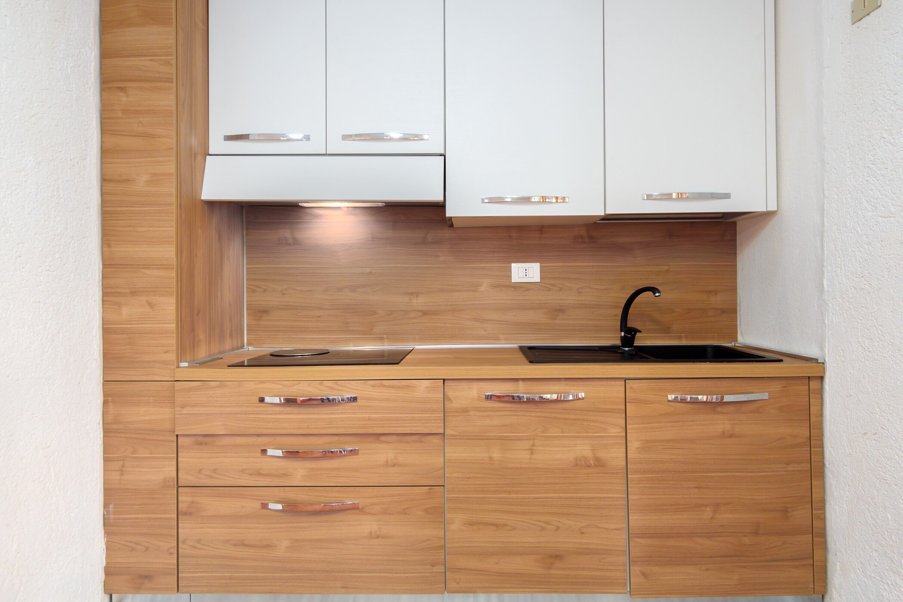 Jääkaappi, uuni, liesi, kahvin-/teenkeitin