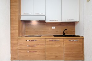 Køleskab, ovn, kogeplade, kaffe-/temaskine