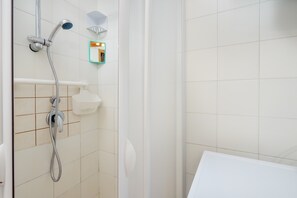 Chuveiro, produtos de toalete grátis, secador de cabelo 