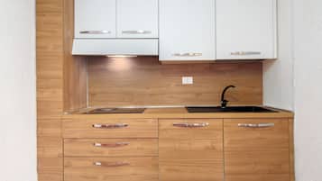 Fridge, oven, stovetop, coffee/tea maker