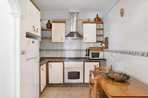 Jääkaappi, mikroaaltouuni, liesi, kahvin-/teenkeitin