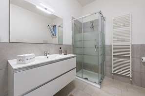 Dusche, Haartrockner, Handtücher