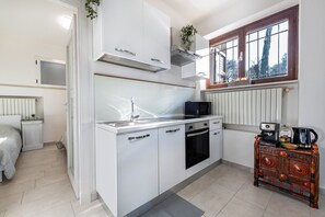 Frigorifero, forno, piano cottura, macchina per tè/caffè