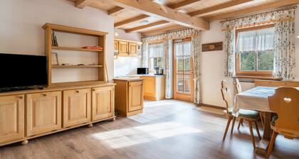 Apartment 'Kranebitterhof Edelweiss' with Mountain View, Shared Garden and Wi-Fi