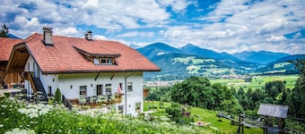 Appartement 'Kranebitterhof Edelweiss' met uitzicht op de bergen, gedeelde tuin en Wi-Fi