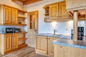 Réfrigérateur, micro-ondes, plaque de cuisson, lave-vaisselle