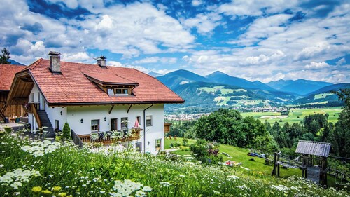 Ferienwohnung 'Kranebitterhof Alpenrose' mit Bergblick, Gemeinschaftsgarten und WLAN