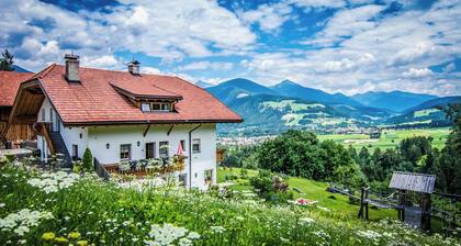 Ferienwohnung 'Kranebitterhof Alpenrose' mit Bergblick, Gemeinschaftsgarten und WLAN