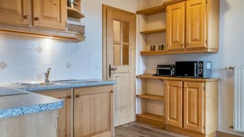 Een koelkast, een magnetron, een kookplaat, een vaatwasser