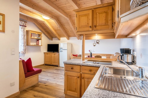 Apartment 'Kranebitterhof Alpenrose' with Mountain View, Shared Garden and Wi-Fi