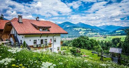 Appartement 'Kranebitterhof Alpenrose' avec vue sur les montagnes, jardin partagé et Wi-Fi