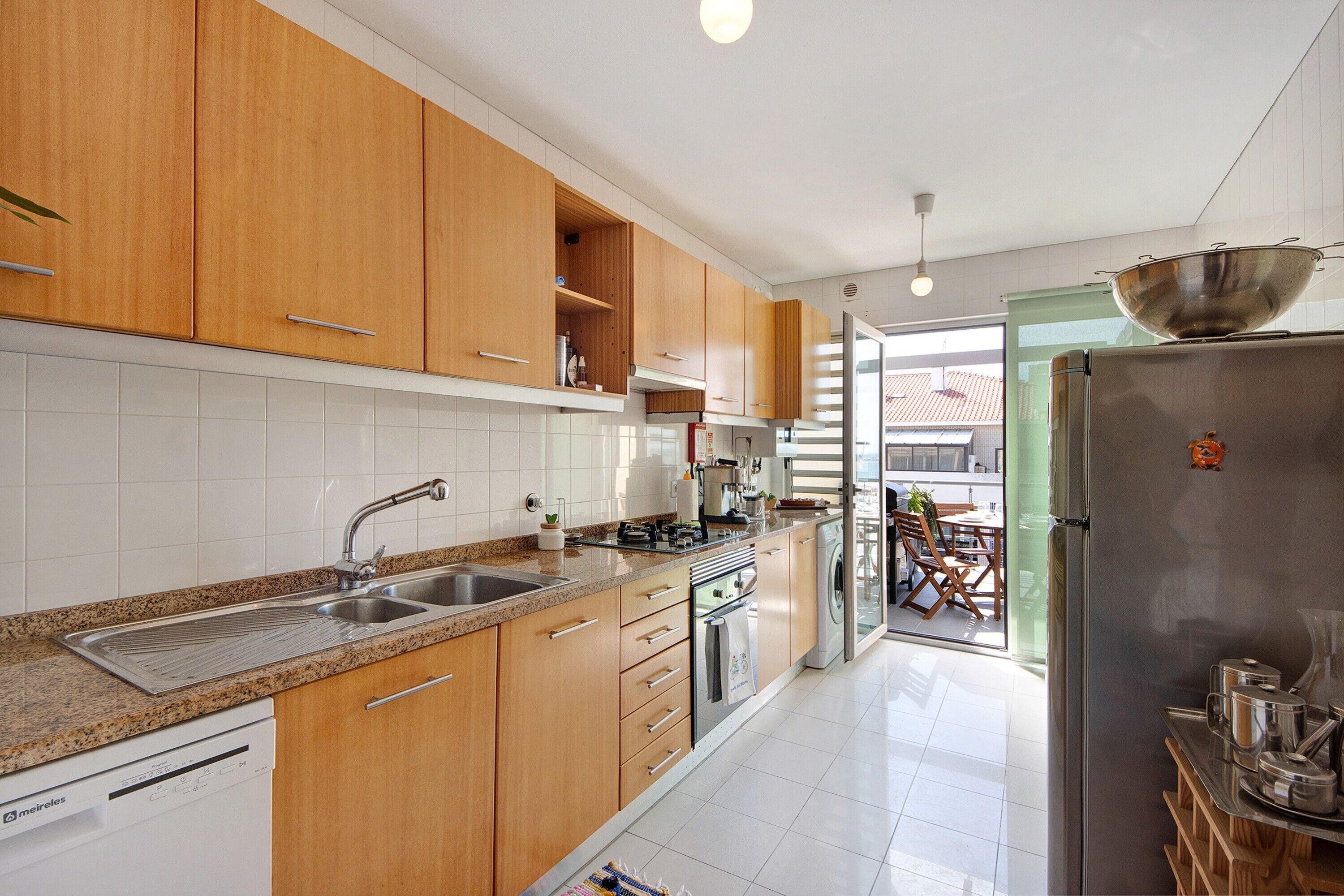 Jääkaappi, uuni, liesi, astianpesukone